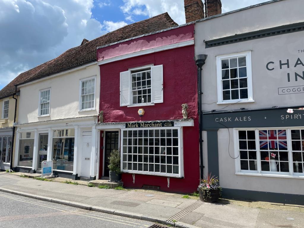 Lot: 122 - VACANT MIXED USE PROPERTY FOR IMPROVEMENT AND SEPARATE COTTAGE TO THE REAR - Front view of the antiques shop at 3 Market Hill Coggeshall